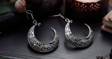Crescent Moon Earrings: A Celestial Touch to Your Jewelry Collection