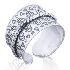 Adjustable Gothic Oxidized Silver Ring by BeYindi