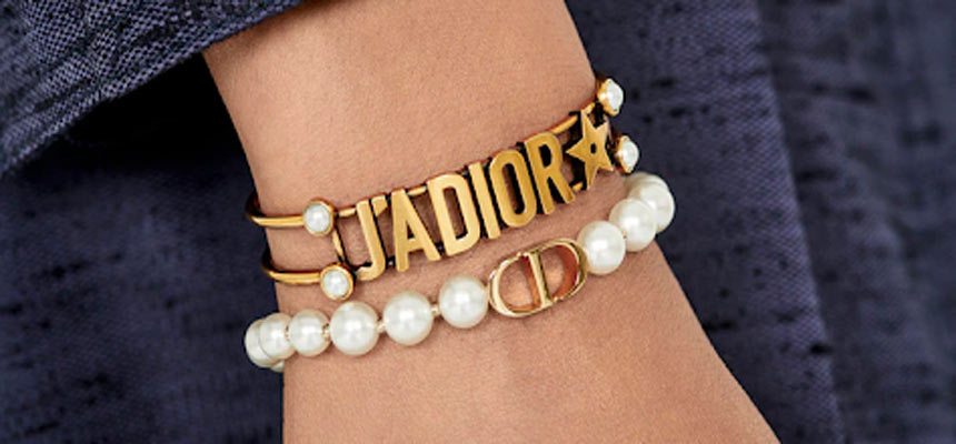 Combine your pearl bracelet with gold