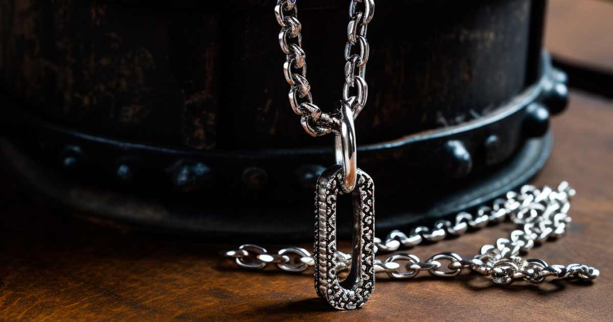 Carabiner Necklaces: The Perfect Blend of Functionality and Fashion